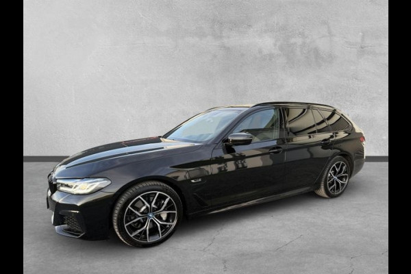 BMW 5 Serie Touring 530e M-SPORT ** LASER, NAVI+, LEDER, PANORAMA, TREKH, 19-inch LMV, HuD ** 1e EIG - UNFALLFREI - BMW GAR ** ** INFORMEER OOK NAAR ONZE AANTREKKELIJKE FINANCIAL-LEASE TARIEVEN **