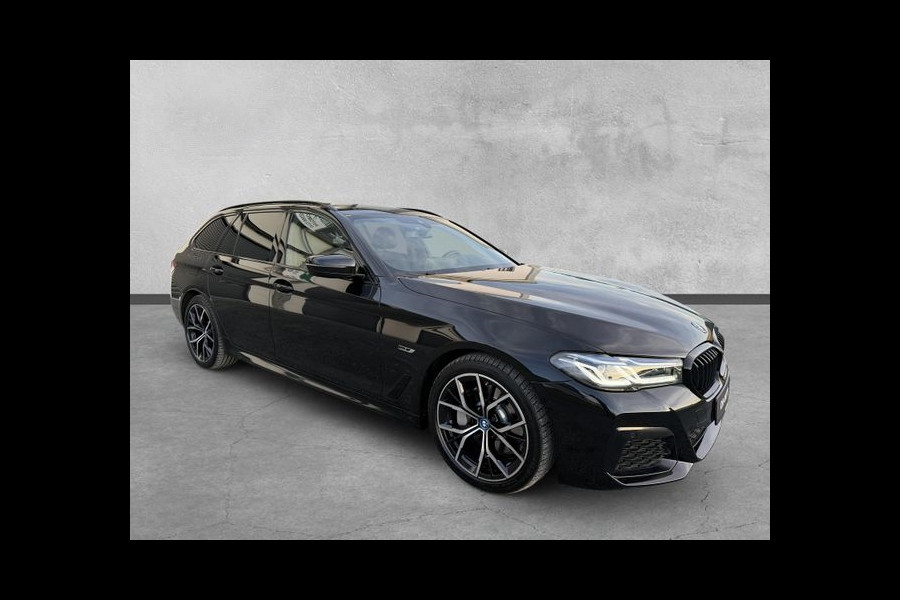 BMW 5 Serie Touring 530e M-SPORT ** LASER, NAVI+, LEDER, PANORAMA, TREKH, 19-inch LMV, HuD ** 1e EIG - UNFALLFREI - BMW GAR ** ** INFORMEER OOK NAAR ONZE AANTREKKELIJKE FINANCIAL-LEASE TARIEVEN **
