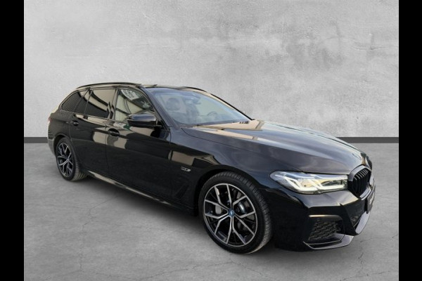 BMW 5 Serie Touring 530e M-SPORT ** LASER, NAVI+, LEDER, PANORAMA, TREKH, 19-inch LMV, HuD ** 1e EIG - UNFALLFREI - BMW GAR ** ** INFORMEER OOK NAAR ONZE AANTREKKELIJKE FINANCIAL-LEASE TARIEVEN **