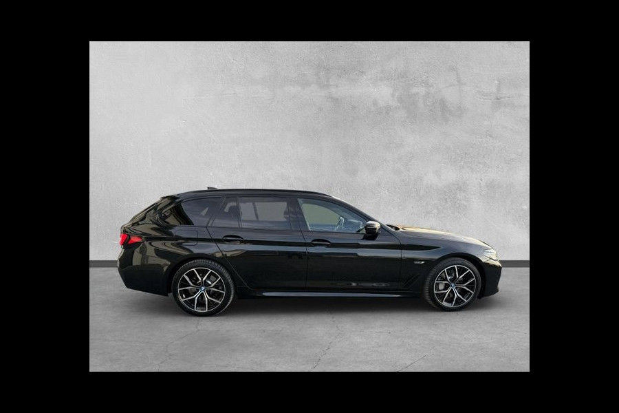 BMW 5 Serie Touring 530e M-SPORT ** LASER, NAVI+, LEDER, PANORAMA, TREKH, 19-inch LMV, HuD ** 1e EIG - UNFALLFREI - BMW GAR ** ** INFORMEER OOK NAAR ONZE AANTREKKELIJKE FINANCIAL-LEASE TARIEVEN **