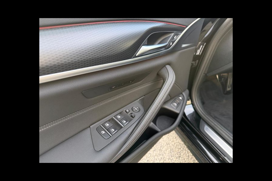 BMW 5 Serie Touring 530e M-SPORT ** LASER, NAVI+, LEDER, PANORAMA, TREKH, 19-inch LMV, HuD ** 1e EIG - UNFALLFREI - BMW GAR ** ** INFORMEER OOK NAAR ONZE AANTREKKELIJKE FINANCIAL-LEASE TARIEVEN **