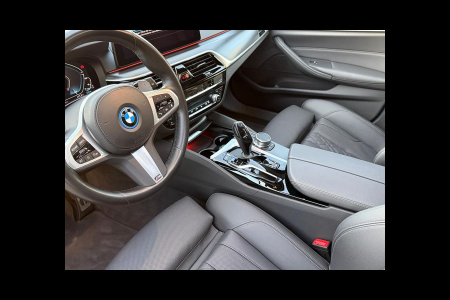 BMW 5 Serie Touring 530e M-SPORT ** LASER, NAVI+, LEDER, PANORAMA, TREKH, 19-inch LMV, HuD ** 1e EIG - UNFALLFREI - BMW GAR ** ** INFORMEER OOK NAAR ONZE AANTREKKELIJKE FINANCIAL-LEASE TARIEVEN **