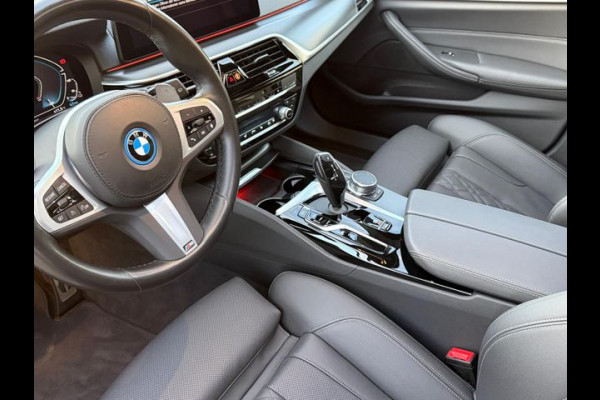BMW 5 Serie Touring 530e M-SPORT ** LASER, NAVI+, LEDER, PANORAMA, TREKH, 19-inch LMV, HuD ** 1e EIG - UNFALLFREI - BMW GAR ** ** INFORMEER OOK NAAR ONZE AANTREKKELIJKE FINANCIAL-LEASE TARIEVEN **