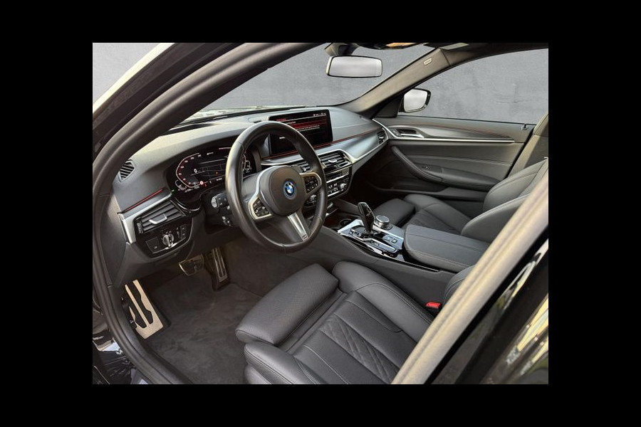 BMW 5 Serie Touring 530e M-SPORT ** LASER, NAVI+, LEDER, PANORAMA, TREKH, 19-inch LMV, HuD ** 1e EIG - UNFALLFREI - BMW GAR ** ** INFORMEER OOK NAAR ONZE AANTREKKELIJKE FINANCIAL-LEASE TARIEVEN **