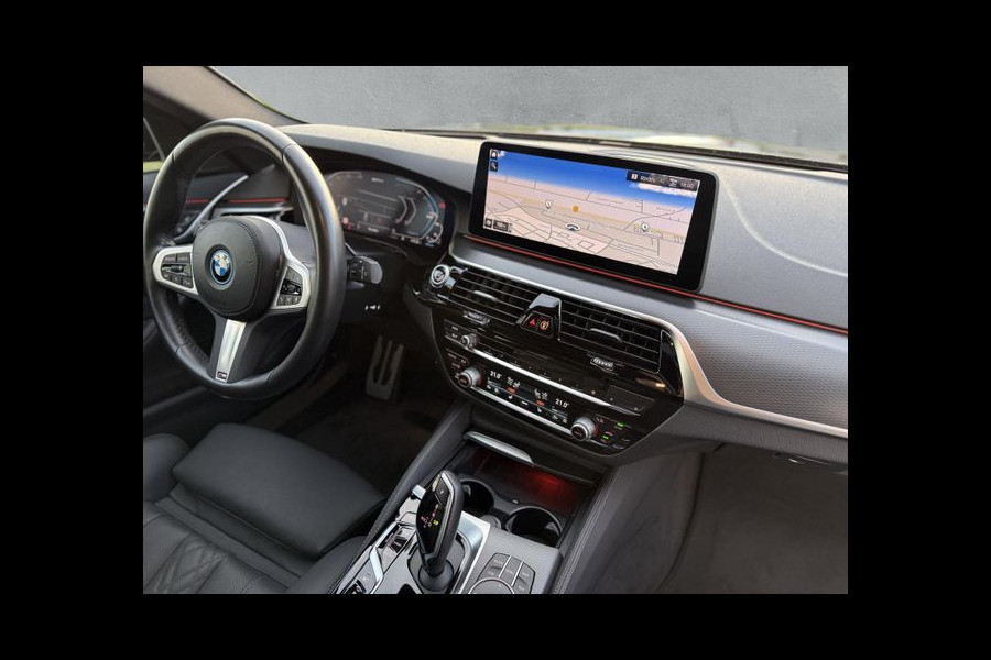 BMW 5 Serie Touring 530e M-SPORT ** LASER, NAVI+, LEDER, PANORAMA, TREKH, 19-inch LMV, HuD ** 1e EIG - UNFALLFREI - BMW GAR ** ** INFORMEER OOK NAAR ONZE AANTREKKELIJKE FINANCIAL-LEASE TARIEVEN **