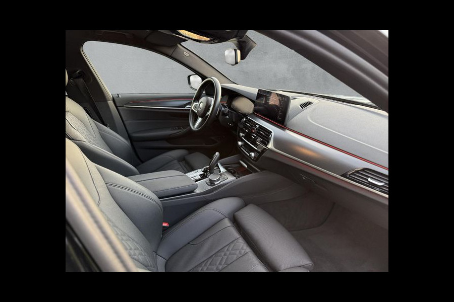 BMW 5 Serie Touring 530e M-SPORT ** LASER, NAVI+, LEDER, PANORAMA, TREKH, 19-inch LMV, HuD ** 1e EIG - UNFALLFREI - BMW GAR ** ** INFORMEER OOK NAAR ONZE AANTREKKELIJKE FINANCIAL-LEASE TARIEVEN **