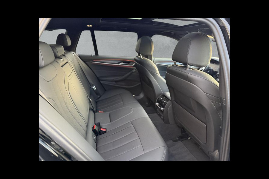 BMW 5 Serie Touring 530e M-SPORT ** LASER, NAVI+, LEDER, PANORAMA, TREKH, 19-inch LMV, HuD ** 1e EIG - UNFALLFREI - BMW GAR ** ** INFORMEER OOK NAAR ONZE AANTREKKELIJKE FINANCIAL-LEASE TARIEVEN **