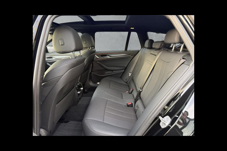 BMW 5 Serie Touring 530e M-SPORT ** LASER, NAVI+, LEDER, PANORAMA, TREKH, 19-inch LMV, HuD ** 1e EIG - UNFALLFREI - BMW GAR ** ** INFORMEER OOK NAAR ONZE AANTREKKELIJKE FINANCIAL-LEASE TARIEVEN **