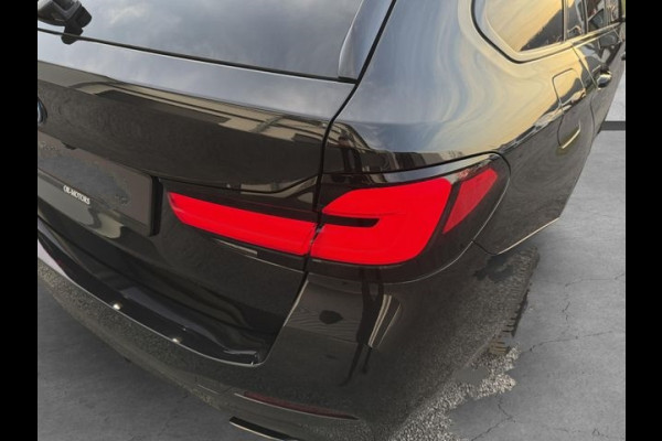 BMW 5 Serie Touring 530e M-SPORT ** LASER, NAVI+, LEDER, PANORAMA, TREKH, 19-inch LMV, HuD ** 1e EIG - UNFALLFREI - BMW GAR ** ** INFORMEER OOK NAAR ONZE AANTREKKELIJKE FINANCIAL-LEASE TARIEVEN **