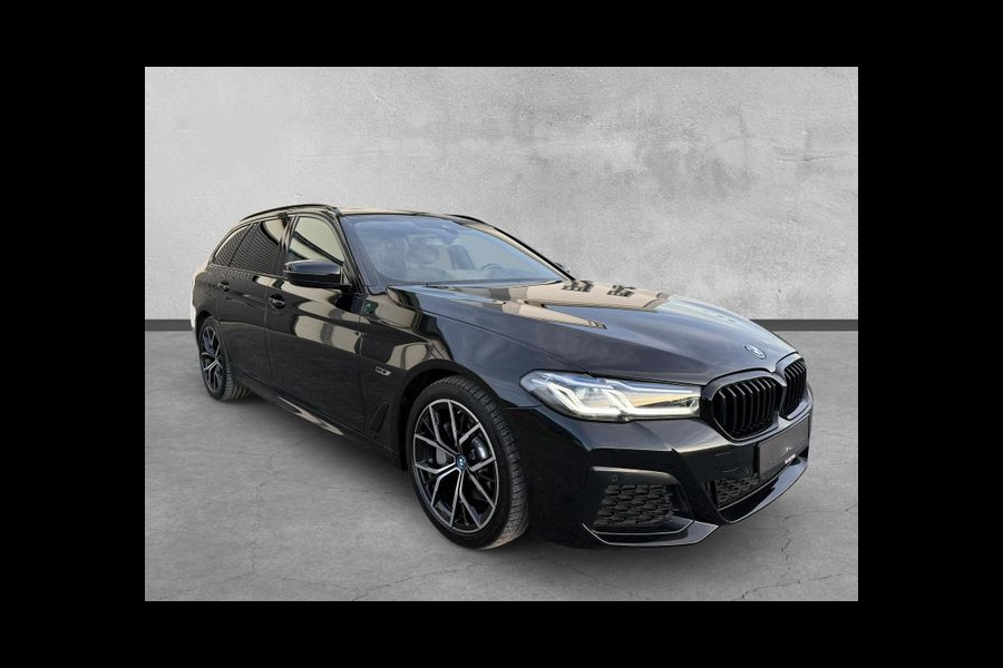 BMW 5 Serie Touring 530e M-SPORT ** LASER, NAVI+, LEDER, PANORAMA, TREKH, 19-inch LMV, HuD ** 1e EIG - UNFALLFREI - BMW GAR ** ** INFORMEER OOK NAAR ONZE AANTREKKELIJKE FINANCIAL-LEASE TARIEVEN **