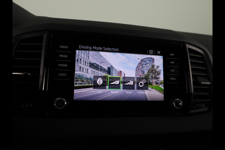 Škoda Karoq 1.5 TSI ACT Sportline Business 150 pk Automaat (DSG) | Verlengde garantie | Navigatie via App | Parkeersensoren | Achteruitrijcamera | Adaptieve cruise control | Stoelverwarming |