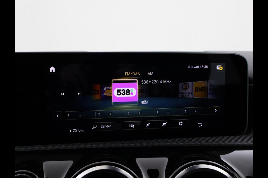 Mercedes-Benz A-Klasse 180D AUT. NIEUW MODEL + WIDESCREEN MBUX | CAMERA | 18" AMG | STOELVERW. | LED | DAB