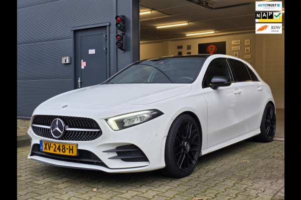 Mercedes-Benz A-Klasse 180 Business Solution AMG Night Upgrade / TECHNISCH HELEMAAL IN ORDE , OPTISCH MET ENKELE GEBRUIKERSSPOREN.