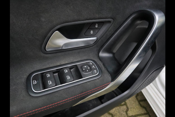 Mercedes-Benz A-Klasse 180 Business Solution AMG Night Upgrade / TECHNISCH HELEMAAL IN ORDE , OPTISCH MET ENKELE GEBRUIKERSSPOREN.