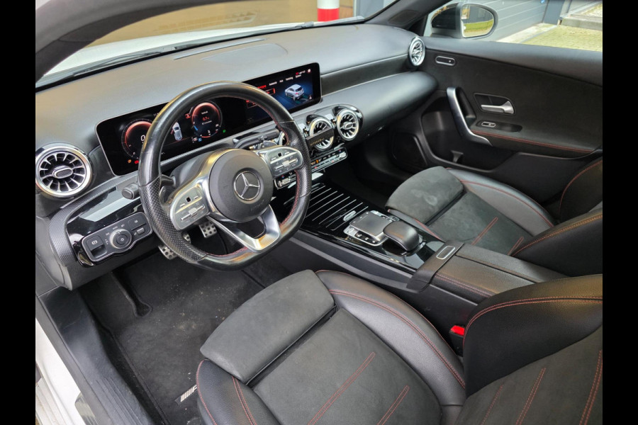 Mercedes-Benz A-Klasse 180 Business Solution AMG Night Upgrade / TECHNISCH HELEMAAL IN ORDE , OPTISCH MET ENKELE GEBRUIKERSSPOREN.