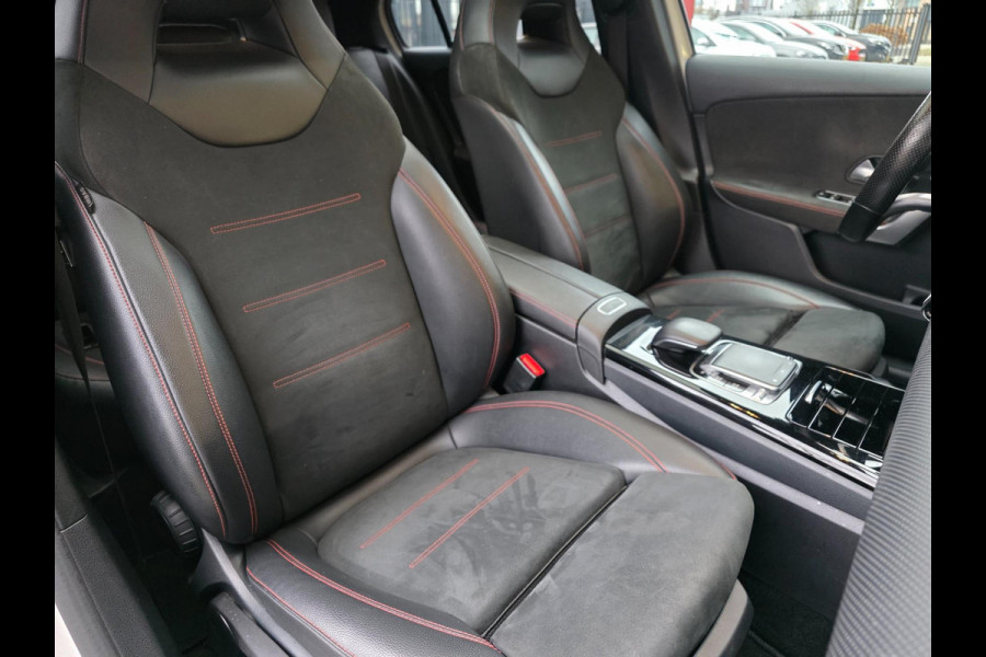 Mercedes-Benz A-Klasse 180 Business Solution AMG Night Upgrade / TECHNISCH HELEMAAL IN ORDE , OPTISCH MET ENKELE GEBRUIKERSSPOREN.