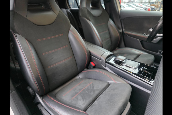 Mercedes-Benz A-Klasse 180 Business Solution AMG Night Upgrade / TECHNISCH HELEMAAL IN ORDE , OPTISCH MET ENKELE GEBRUIKERSSPOREN.