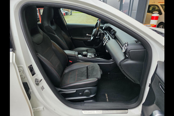 Mercedes-Benz A-Klasse 180 Business Solution AMG Night Upgrade / TECHNISCH HELEMAAL IN ORDE , OPTISCH MET ENKELE GEBRUIKERSSPOREN.