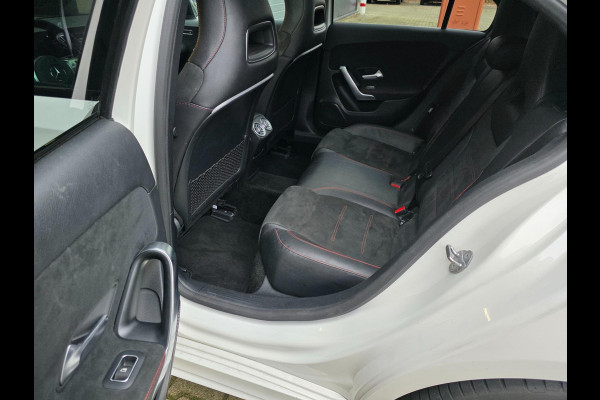 Mercedes-Benz A-Klasse 180 Business Solution AMG Night Upgrade / TECHNISCH HELEMAAL IN ORDE , OPTISCH MET ENKELE GEBRUIKERSSPOREN.