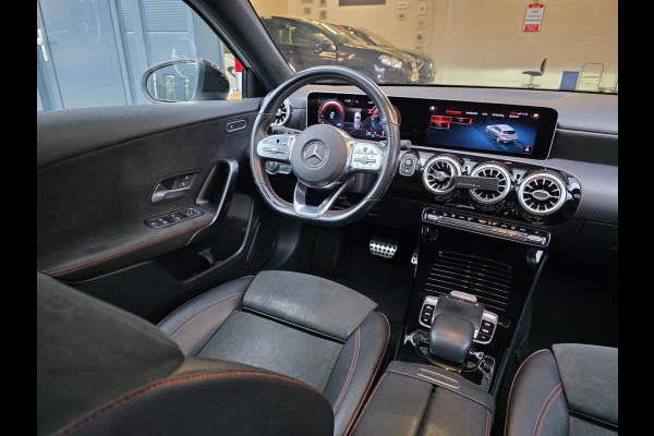 Mercedes-Benz A-Klasse 180 Business Solution AMG Night Upgrade / TECHNISCH HELEMAAL IN ORDE , OPTISCH MET ENKELE GEBRUIKERSSPOREN.