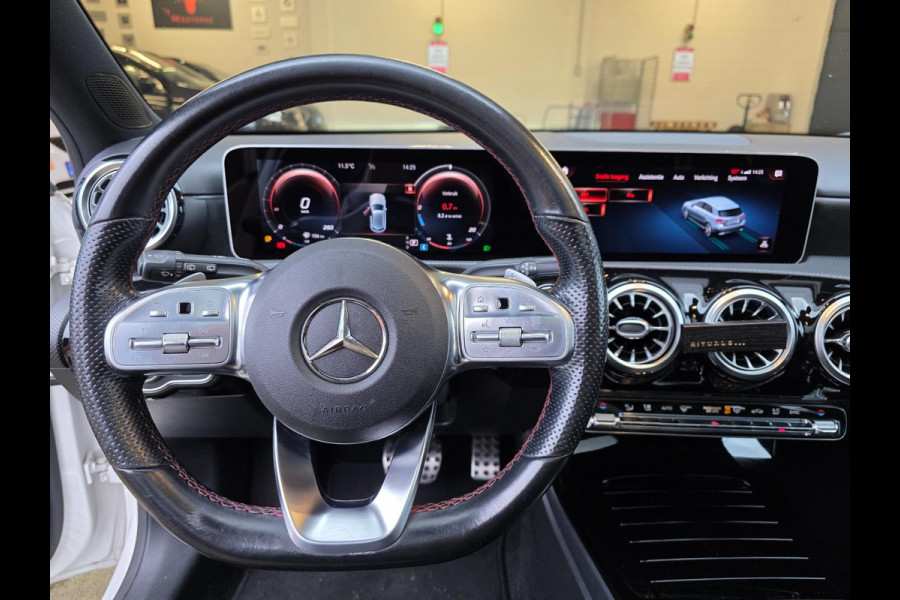 Mercedes-Benz A-Klasse 180 Business Solution AMG Night Upgrade / TECHNISCH HELEMAAL IN ORDE , OPTISCH MET ENKELE GEBRUIKERSSPOREN.