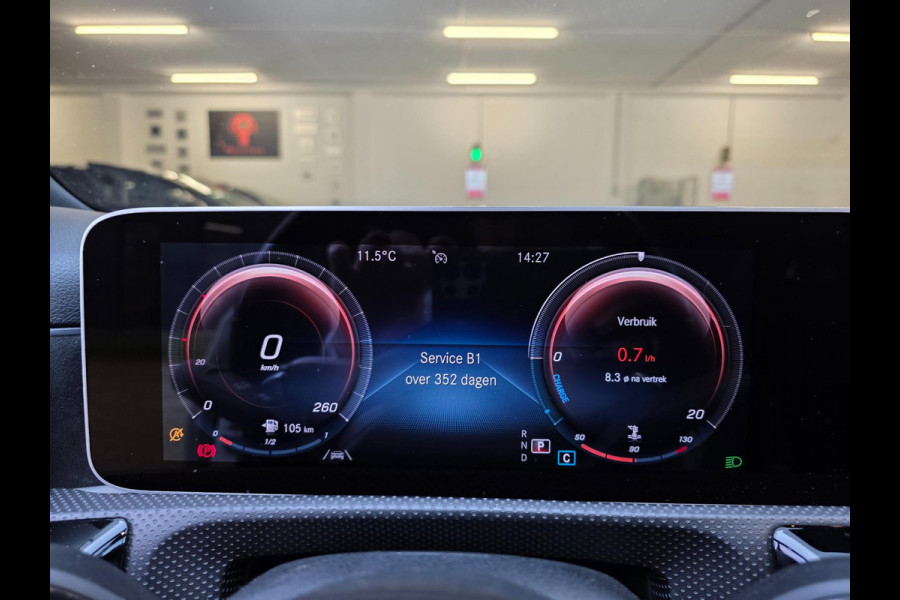 Mercedes-Benz A-Klasse 180 Business Solution AMG Night Upgrade / TECHNISCH HELEMAAL IN ORDE , OPTISCH MET ENKELE GEBRUIKERSSPOREN.