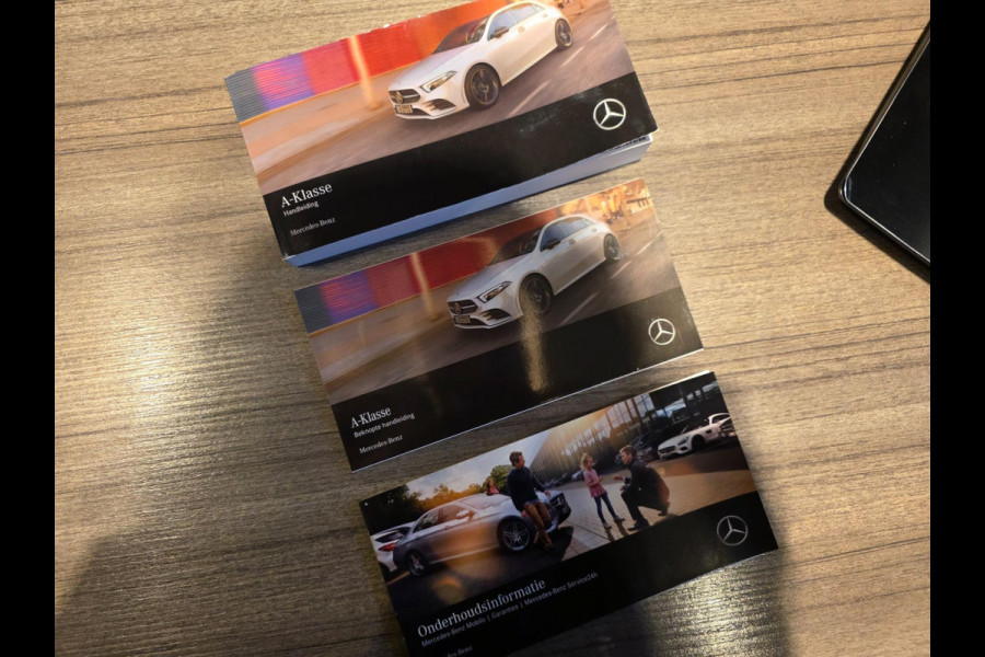 Mercedes-Benz A-Klasse 180 Business Solution AMG Night Upgrade / TECHNISCH HELEMAAL IN ORDE , OPTISCH MET ENKELE GEBRUIKERSSPOREN.