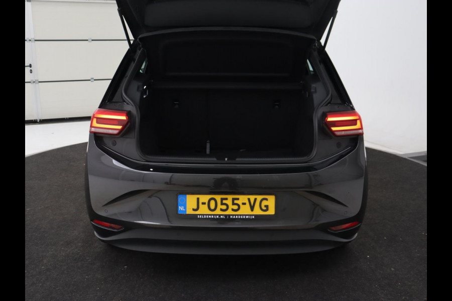 Volkswagen ID.3 First 58 kWh | Stoel & stuurverwarming | Adaptive cruise | Camera | Carplay | Navigatie | Full LED | Parkeerhulp | 18" lichtmetalen velgen