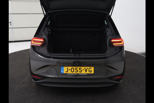 Volkswagen ID.3 First 58 kWh | Stoel & stuurverwarming | Adaptive cruise | Camera | Carplay | Navigatie | Full LED | Parkeerhulp | 18" lichtmetalen velgen