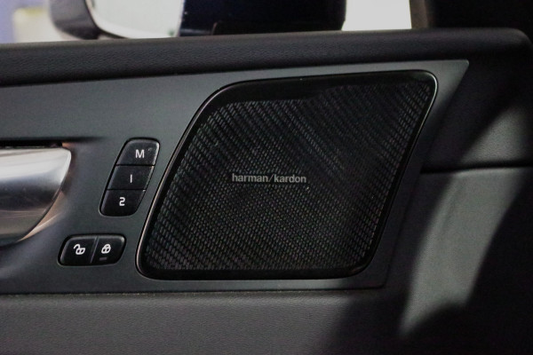 Volvo XC60 2.0 T8 Plug-in Hybrid 456 PK AWD Ultimate Bright, Long Range, Panoramadak, Wol Interieur, Trekhaak, 360 Camera,