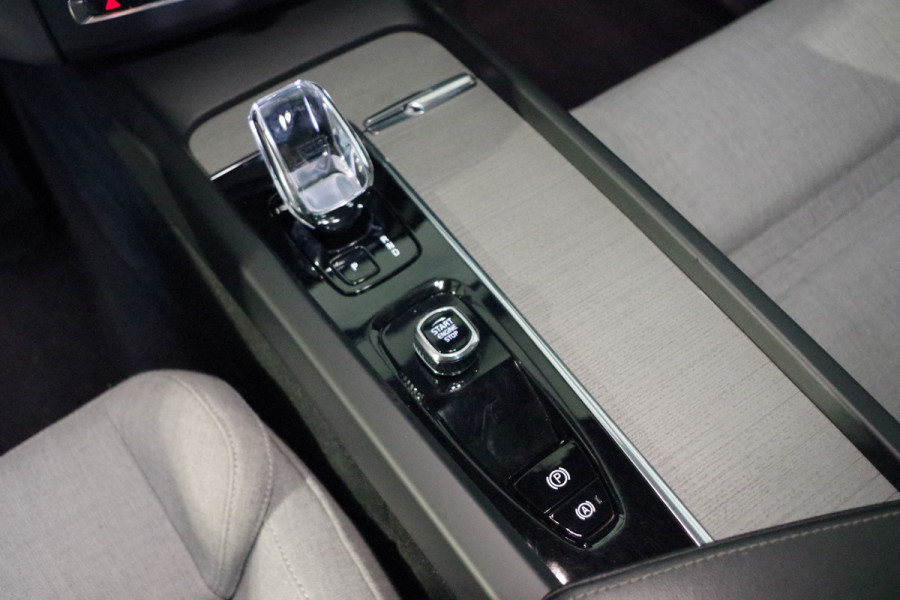 Volvo XC60 2.0 T8 Plug-in Hybrid 456 PK AWD Ultimate Bright, Long Range, Panoramadak, Wol Interieur, Trekhaak, 360 Camera,