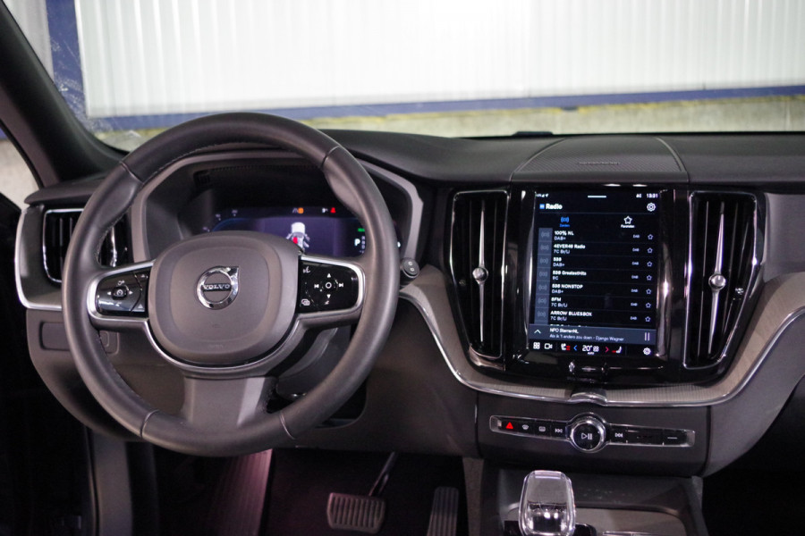 Volvo XC60 2.0 T8 Plug-in Hybrid 456 PK AWD Ultimate Bright, Long Range, Panoramadak, Wol Interieur, Trekhaak, 360 Camera,