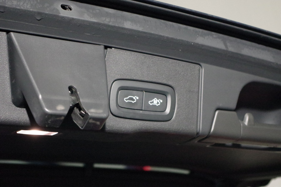 Volvo XC60 2.0 T8 Plug-in Hybrid 456 PK AWD Ultimate Bright, Long Range, Panoramadak, Wol Interieur, Trekhaak, 360 Camera,