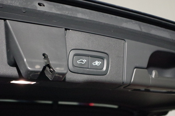 Volvo XC60 2.0 T8 Plug-in Hybrid 456 PK AWD Ultimate Bright, Long Range, Panoramadak, Wol Interieur, Trekhaak, 360 Camera,