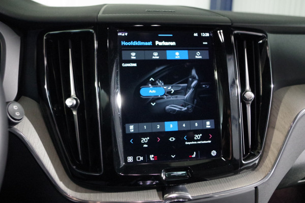 Volvo XC60 2.0 T8 Plug-in Hybrid 456 PK AWD Ultimate Bright, Long Range, Panoramadak, Wol Interieur, Trekhaak, 360 Camera,