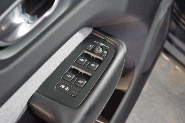 Volvo XC60 2.0 T8 Plug-in Hybrid 456 PK AWD Ultimate Bright, Long Range, Panoramadak, Wol Interieur, Trekhaak, 360 Camera,