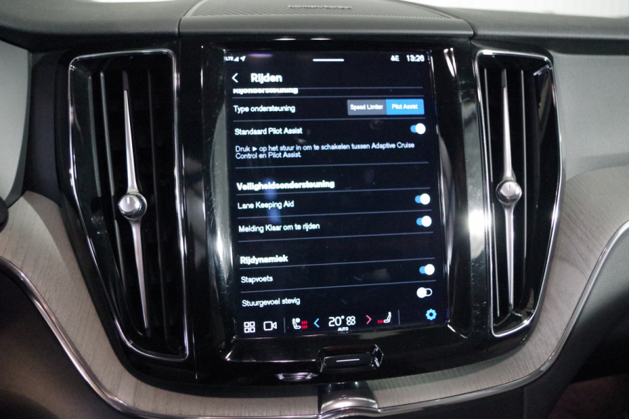 Volvo XC60 2.0 T8 Plug-in Hybrid 456 PK AWD Ultimate Bright, Long Range, Panoramadak, Wol Interieur, Trekhaak, 360 Camera,