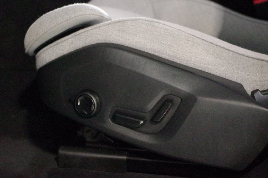 Volvo XC60 2.0 T8 Plug-in Hybrid 456 PK AWD Ultimate Bright, Long Range, Panoramadak, Wol Interieur, Trekhaak, 360 Camera,