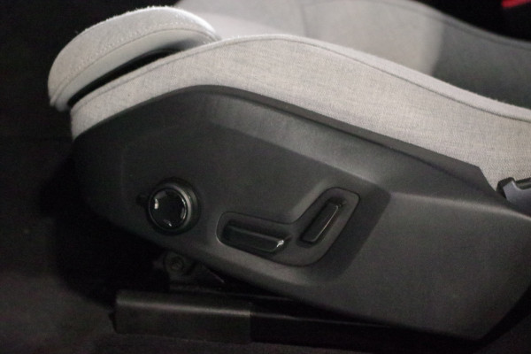 Volvo XC60 2.0 T8 Plug-in Hybrid 456 PK AWD Ultimate Bright, Long Range, Panoramadak, Wol Interieur, Trekhaak, 360 Camera,