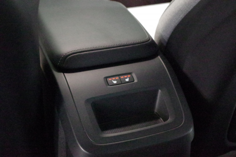 Volvo XC60 2.0 T8 Plug-in Hybrid 456 PK AWD Ultimate Bright, Long Range, Panoramadak, Wol Interieur, Trekhaak, 360 Camera,