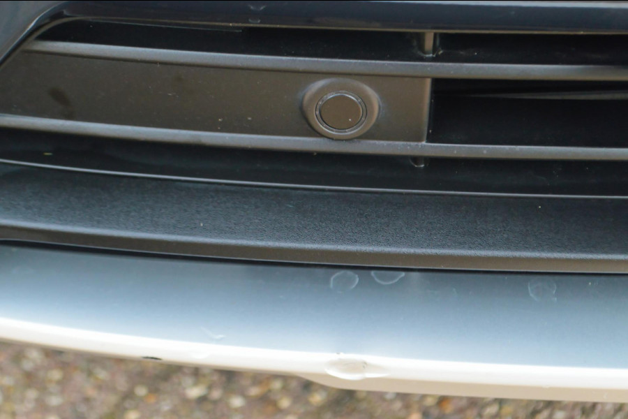 Volvo XC40 2.0 T4 Inscription | Wegklapbare trekhaak | Denim Blue + Beige leder | Stoelverwarming