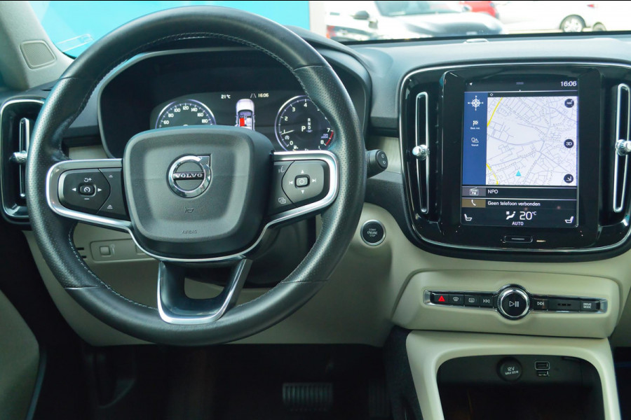 Volvo XC40 2.0 T4 Inscription | Wegklapbare trekhaak | Denim Blue + Beige leder | Stoelverwarming