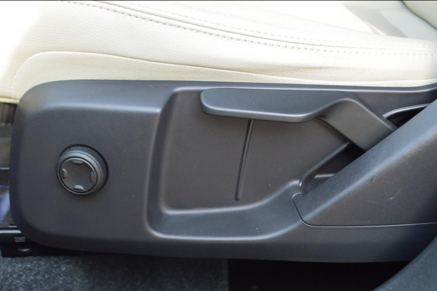 Volvo XC40 2.0 T4 Inscription | Wegklapbare trekhaak | Denim Blue + Beige leder | Stoelverwarming