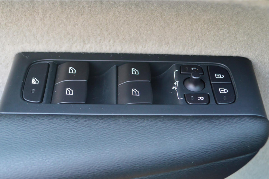 Volvo XC40 2.0 T4 Inscription | Wegklapbare trekhaak | Denim Blue + Beige leder | Stoelverwarming