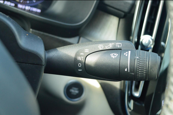 Volvo XC40 2.0 T4 Inscription | Wegklapbare trekhaak | Denim Blue + Beige leder | Stoelverwarming