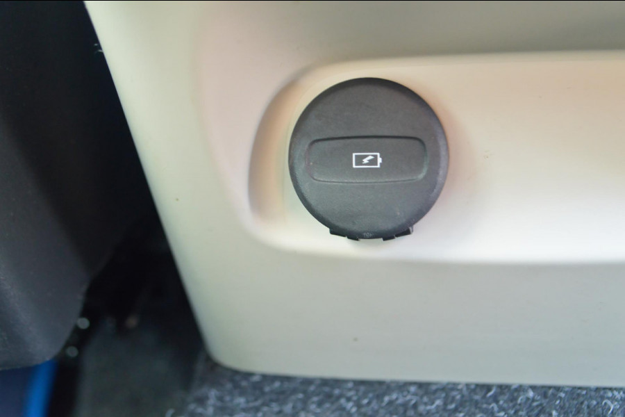 Volvo XC40 2.0 T4 Inscription | Wegklapbare trekhaak | Denim Blue + Beige leder | Stoelverwarming