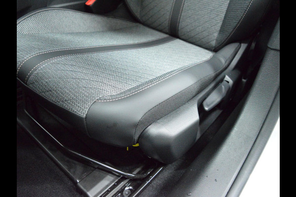 Peugeot 208 1.2 Hybrid 110 e-DCS6 Allure Private lease actie: € 376,- p/m o.b.v 48 mnd en 5.000 km per jaar  ACHTERUITRIJCAMERA MET SENSOREN | NAVIGATIE & CARPLAY | E.C.C. |