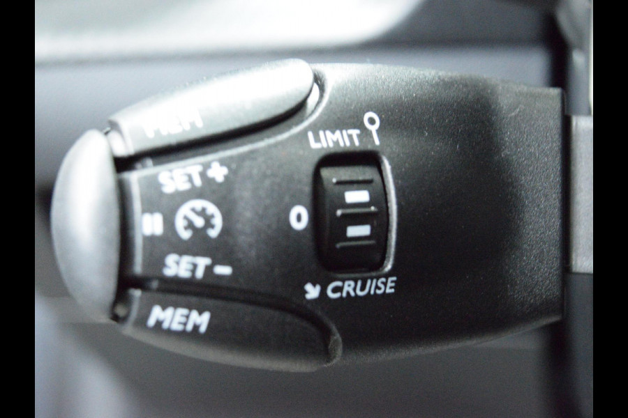 Peugeot 208 1.2 Hybrid 110 e-DCS6 Allure Private lease actie: € 376,- p/m o.b.v 48 mnd en 5.000 km per jaar  ACHTERUITRIJCAMERA MET SENSOREN | NAVIGATIE & CARPLAY | E.C.C. |