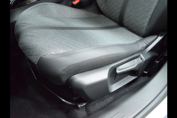 Peugeot 208 1.2 Hybrid 110 e-DCS6 Allure | Private lease actie: € 376,- p/m o.b.v. 48 mnd en 5.000 km per jaar| camera + sensoren V+A | navigatie | cruise control | carplay | E.C.C.