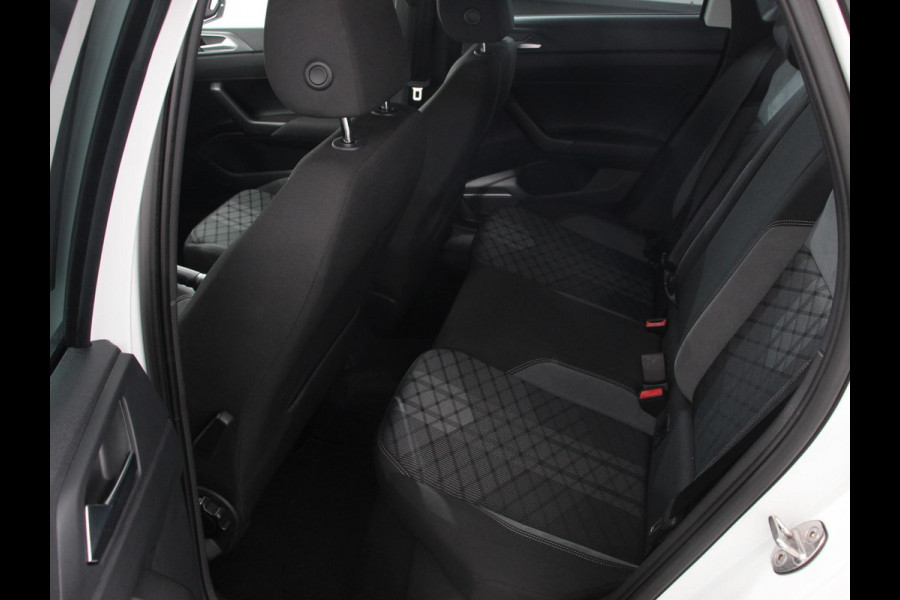 Volkswagen Polo 1.0 TSI R-Line DSG Navigatie App Connect Climate Control DAB LED Parkeer sensoren Cruise control adaptive Lichtmetalen velgen